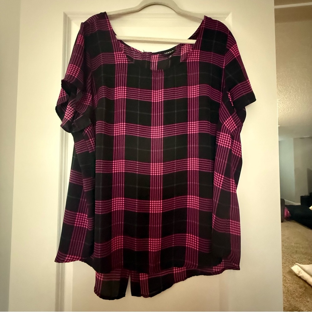 Women’s Black and Pink Plaid Short-Sleeve Top